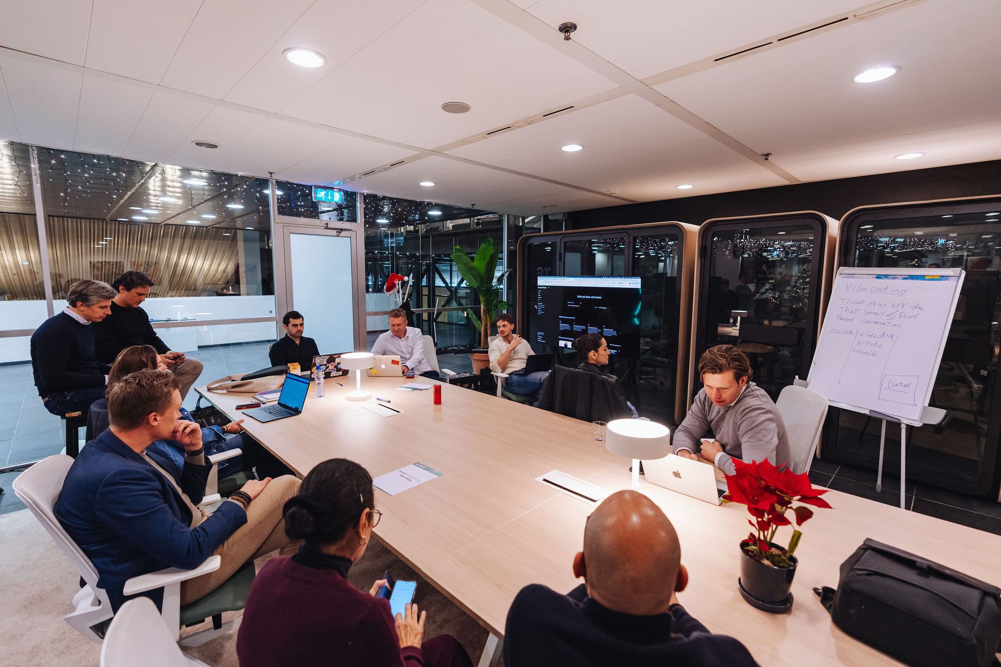 Een kleine groep deelnemers bespreekt ideeën aan tafel