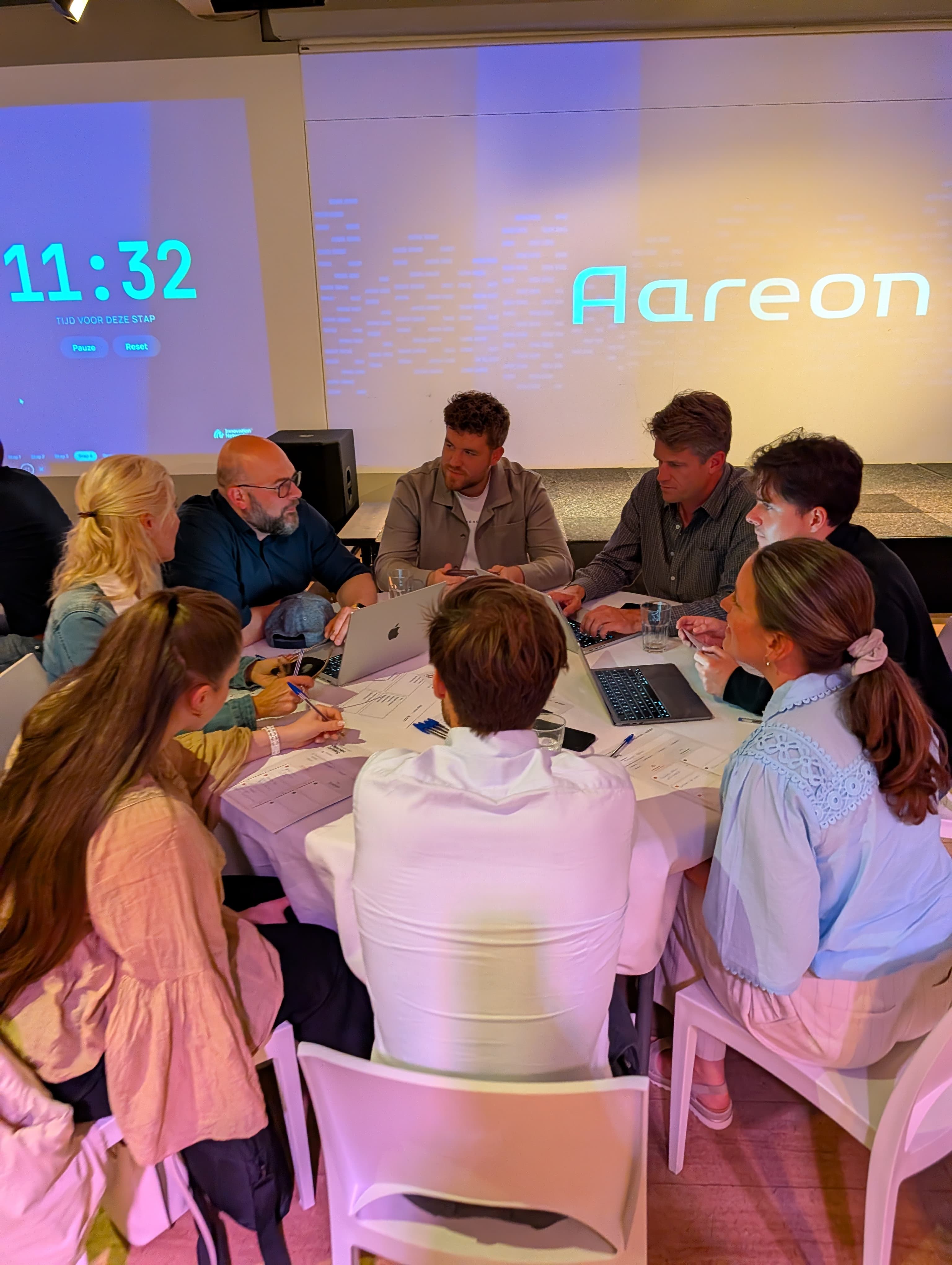 Deelnemers ervaren samen aan tafel wat AI kan tijdens een masterclass bij Aareon